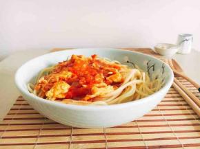 盛上一碗煮好的面，浇上一小碗西红柿鸡蛋卤子，拌一拌……你一定饿了吧，这酸香的味道绝对会让你流口水的，难道你还不动心吗？也赶紧动手做一碗吧。