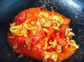 然后倒入炒好的鸡蛋，加1小勺酱油调色，加2小勺盐调味，翻炒均匀。
