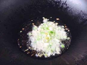 开大火置锅，放入比平时炒菜多一点的油，随后马上放入洋葱粒和蒜粒，尽量多点耐心把洋葱和蒜煸炒出香味，然后再放入葱花，随后操作下一步（葱花易糊，一定小心）。