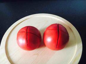 把西红柿打十字花刀，洋葱切成米粒，蒜切成米粒，小香葱切成葱花。