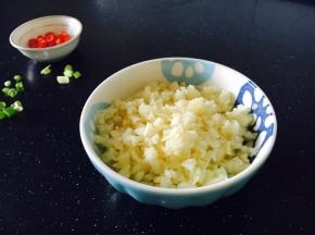 把蒜切成米粒状，不用切的很精细。