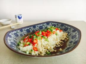 出锅后撒上小香葱装饰一下。金针菇蒸后出的汤汁很鲜美，略有丝丝甜味，再加上蒜香味，清清爽爽，味道棒极啦！