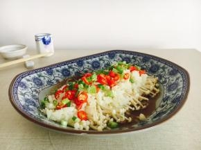 出锅后撒上小香葱装饰一下。金针菇蒸后出的汤汁很鲜美，略有丝丝甜味，再加上蒜香味，清清爽爽，味道棒极啦！
