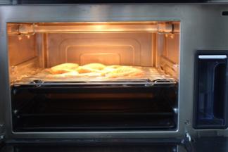 蒸汽烤箱提前预热，调到蒸汽烘烤功能，200度10分钟，然后再把鸡翅放入蒸汽烤箱的中层烤200度25分钟，中途要拿出来翻面，然后再最后10分钟的时候拿出来两面都刷上一层蜂蜜水，蜂蜜水是蜂蜜和清水混合均匀就好