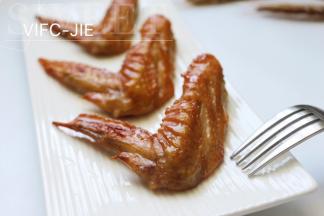 出炉后，拿出来就可以立即享用了，因为是用蒸汽烘烤，所以里面的肉烘烤得很嫩，不会很干