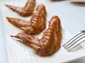 出炉后，拿出来就可以立即享用了，因为是用蒸汽烘烤，所以里面的肉烘烤得很嫩，不会很干