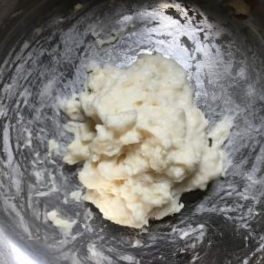 汤种:20克开水倒入20克高粉中,搅拌均匀无干粉,放晾备用