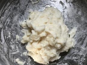 汤种:20克开水倒入20克高粉中,搅拌均匀无干粉,放晾备用