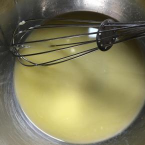 提前把黄油软化,软化好的黄油加糖粉搅拌均匀