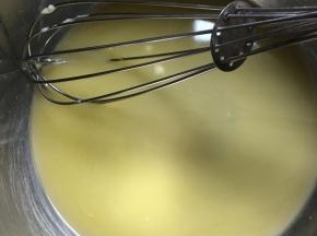 提前把黄油软化,软化好的黄油加糖粉搅拌均匀