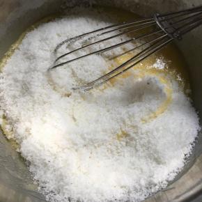 加入牛奶和全蛋液搅拌,再加入椰蓉搅拌均匀