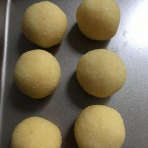 半小时后取出分成25克一个,并揉圆备用