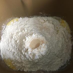 用后油法把材料放入面包机进行揉面，糖和盐以对角线放。