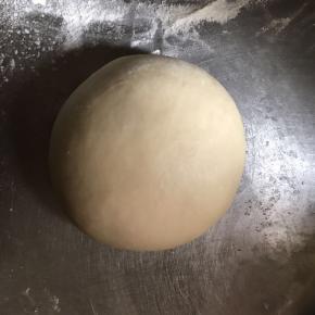 把揉好的面团揉光揉圆,分成二份,一份放冰箱冷藏发酵,一份松弛十分钟