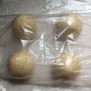 松弛好的面团分四份,揉圆后盖保鲜膜松弛10分钟
