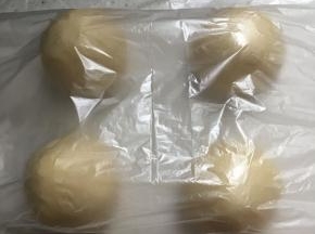 松弛好的面团分四份,揉圆后盖保鲜膜松弛10分钟