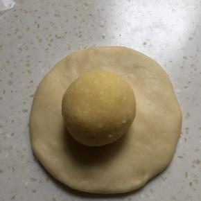 松弛好的面团擀开,包入椰蓉馅