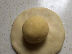 松弛好的面团擀开,包入椰蓉馅