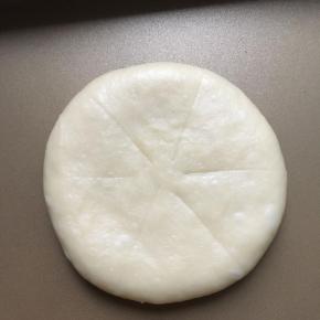 包好后光面朝上,稍微压扁后擀开成圆片