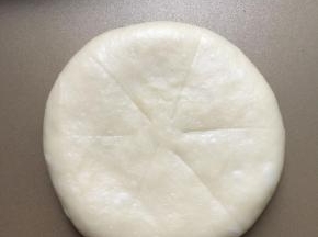 包好后光面朝上,稍微压扁后擀开成圆片