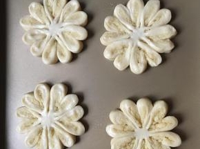 用手拉平整并整形。