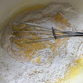 加入面粉搅拌均匀