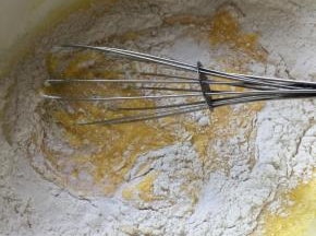 加入面粉搅拌均匀