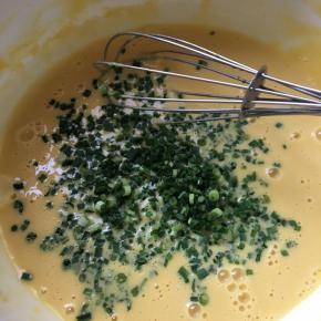 加入葱搅拌均匀