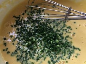 加入葱搅拌均匀