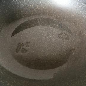 半勺油滑锅并把锅加热