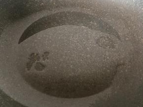半勺油滑锅并把锅加热