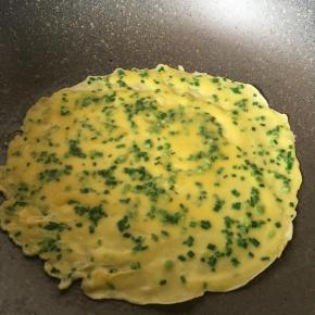 关火放入糊，转动锅让糊均匀铺锅底，开火大火半分钟