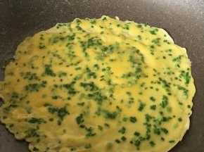 关火放入糊，转动锅让糊均匀铺锅底，开火大火半分钟