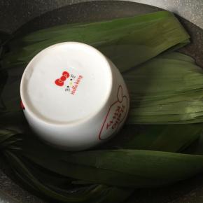 棕叶放冷水中煮开