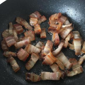 腊肉切成小块放锅中炒熟