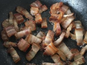 腊肉切成小块放锅中炒熟