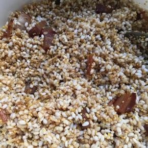 腊肉倒入米中，加生抽加盐搅拌均匀