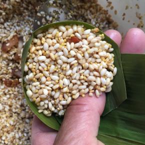 装入米，尽量装结实点