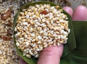 装入米，尽量装结实点