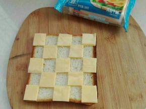 如图错落有致摆放在土司片上