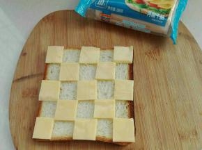 如图错落有致摆放在土司片上