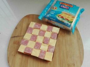 同样火腿切正方形摆放好