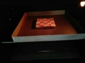 烤箱中层（不用预热）上下火180度，10分钟