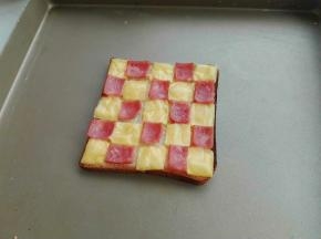  烤好的样子（也可以土司沫番茄酱或者沙拉酱再摆放芝士同火腿）