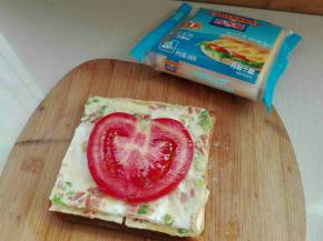 放上煎蛋，放生菜（家里没有了)西红柿片