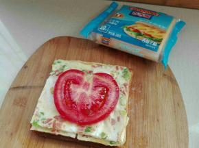 放上煎蛋，放生菜（家里没有了)西红柿片