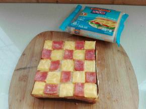 最后将烤好的棋格土司片摞上去即可