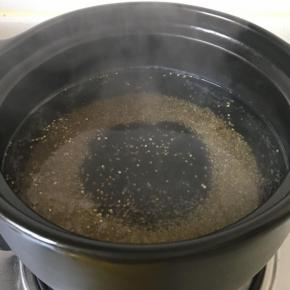 藜麦加水放砂锅中烧开