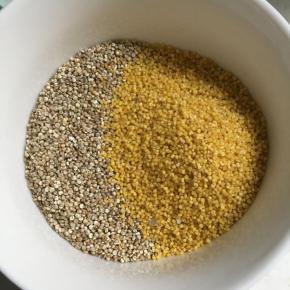 准备好小米和藜麦，浸泡二十分钟