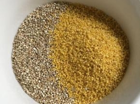 准备好小米和藜麦，浸泡二十分钟